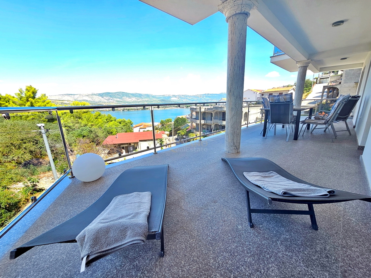 Luksuzna hiša na Čiovu - Mastrinka s 3 apartmaji in odprtim pogledom na morje